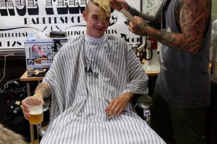 Eine gründliche Rasur und ein neues Styling konnten sich die Männer im Barber-Shop verpassen lassen.