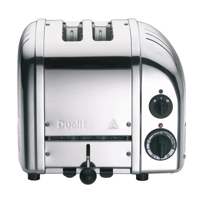 Der klassische Chromtoaster von Dualit wurde für Gastronomie und Dauerbetrieb entwickelt. Viele Geräte lassen sich reparieren und funktionieren noch Jahrzehnte später wie britische Maschinenbau-Sturköpfe.