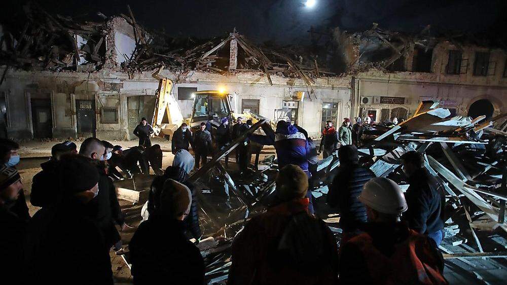 Schwere Schäden, mehrere Tote, zahlreiche Verletzte - die Ausmaße des Bebens in Kroatien sind enorm. In der Nacht wurde in den Trümmern nach Opfern gesucht.