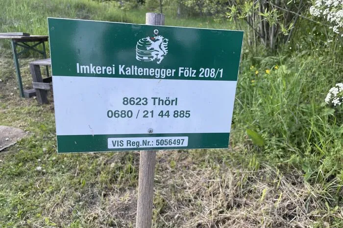Jeder Imker muss sich einem Imkerverein anschließen, melden, dass er Bienen hat und bekommt eine eigene Nummer zugeteilt.