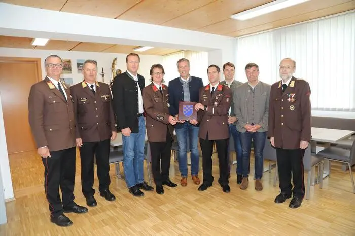 Über 200 Feuerwehrleute traten zur Musik des Musikvereins Spielberg an. Grangl resümierte die vergangenen Einsätze, darunter Unwettereinsätze und Großveranstaltungen rund um den Red Bull Ring.