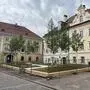 Ein kleiner Park in einer Innenstadt.