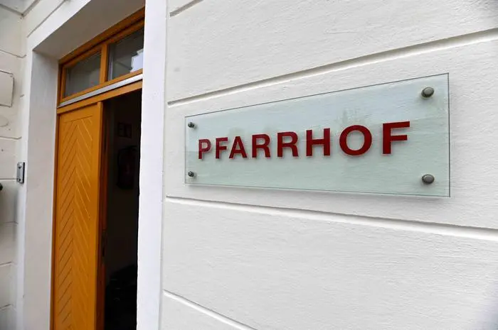 Die Familie wohnt im Pfarrhof in Launsdorf