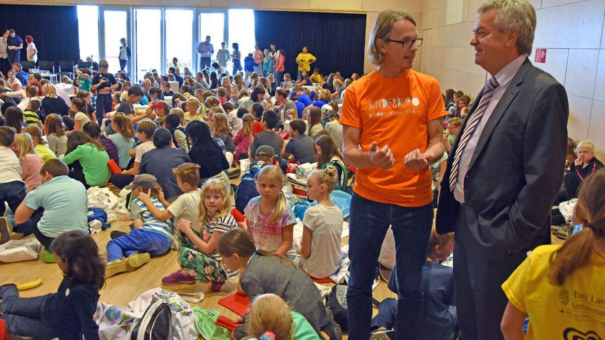 Wolfgang Pfeifer (Kinderbüro) und Landesrat Anton Lang zeigten sich von den Ideen der Kinder beeindruckt