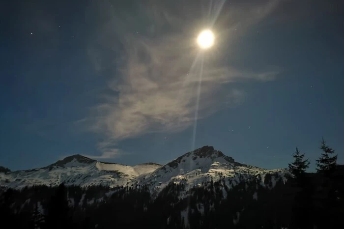 Ein "Vollmondblick" von der Plöschütte auf das Wildfeld, den Stadelstein und den Schwarzelstein.