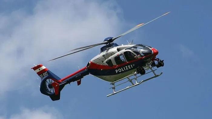 Im Zuge der Fahndung konnte der Flüchtige vom Polizeihubschrauber aus gefunden werden