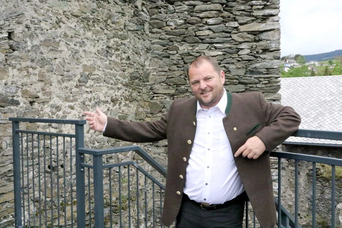 „Der letzte Handwerker ist gestern am Abend gegangen und die ersten Besucher haben heute in der Früh die Burg erobert“, sagte Burgherr Dietmar Messner (Foto).