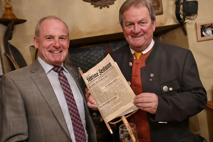 Helmuth Unterasinger und Toni Schaubach mit einer alten Ausgabe der Kleinen Zeitung.