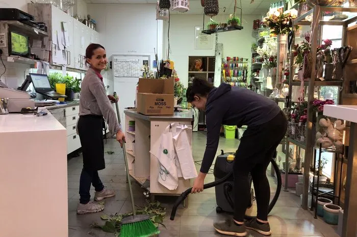 Katrin und Michelle bei den letzten Aufräumarbeiten. Der Blumenladen kam mit einem blauen Auge davon. Schäden gibt es so gut wie keine. Und das, obwohl das Geschäft direkt neben dem Eingang liegt, von wo aus die Wassermassen ins Innere des Shoppingcenters strömten.