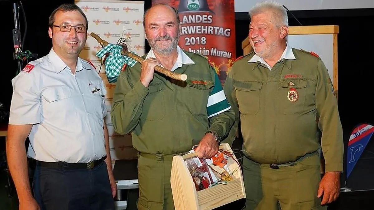 Johann Hönigschnabl (Mitte) wurde mit minutemlangen Applaus verabschiedet.