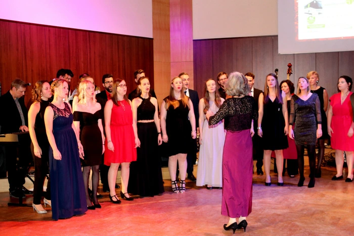 Dere Jugendchor des Kulturvereines eröffnete den Ball.