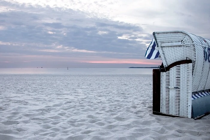 Frühlingsbrise an Nord- und Ostsee:Erste Sonnenstrahlen tanken, sich den Wind um die Nase wehen lassen bei ausgedehnten Spaziergängen am Strand und anschließend im Whirlpool und in der Sauna entspannen: Das erleben Urlauber im Frühling an Nord- und Ostsee. Die frische Meeresbrise sorgt für einen klaren Kopf und Strandkörbe laden zwischendurch zum Entspannen ein. Nach dem Strandspaziergang genießen Urlauber gerade im Frühling die vielfältigen Wellnessangebote der zahlreichen Hotels. Exklusiv ausgewählte Hotels bietet das Portal weekend4two, Spezialist für Wellnesswochenenden zu zweit. Ob ein verlängertes Wochenende während der Mai-Feiertage oder unter der Woche – Erholungssuchende wählen aus einer exklusiven Auswahl top bewerteter Häuser zum Beispiel auf Usedom, Rügen oder in Sankt Peter-Ording ihr perfektes Wellness-Package aus. Mit dabei ist neben der Übernachtung ein schönes Extra wie eine Massage, ein spezielles Treatment oder ein stimmungsvolles Dinner zu zweit.