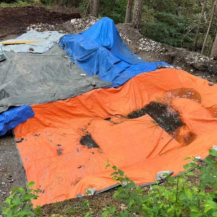 Die bunten Planen verdecken noch 1500 Jahre alte Geheimnisse in der Irschner Schattseite am Burgbichl