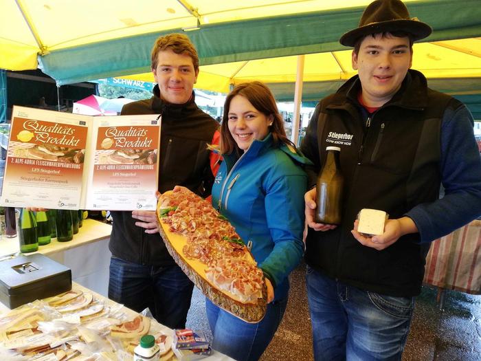 Die Schüler der LFS Stiegerhof präsentieren ihre Produkte am Wochenmarkt in Villach