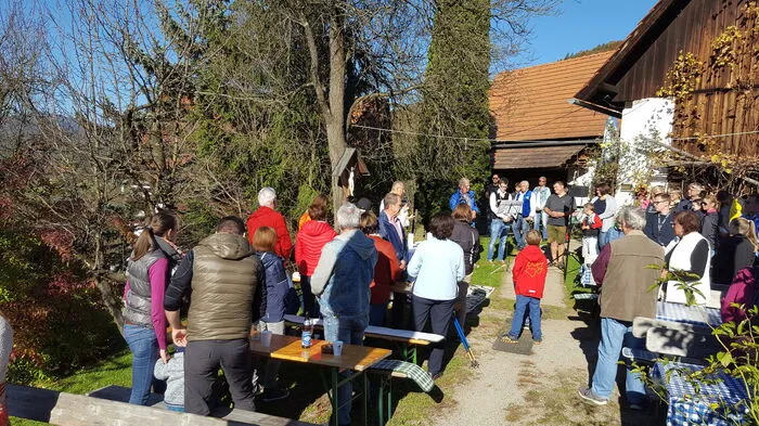 Nach einem Wortgottesdienst beim Bäckerseppl wanderten Hunderte zum Stift Rein, dann ging es retour zur Waldschenke und zum Wildgehege, wo die Hörgaser Buam für Stimmung sorgten. 