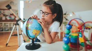 Reisen verboten: Viele Länder haben ihre Grenzen geschlossen. Das bedeutet, dass niemand mehr dort hinfahren darf.