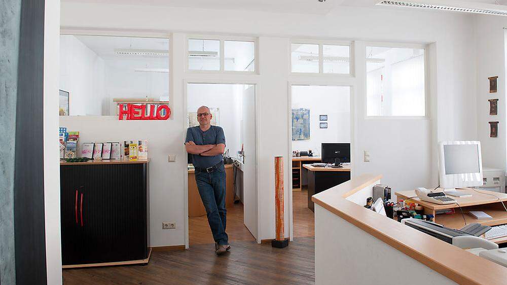 Wolfgang Daborer steht vor zwei leeren Büroräumlichkeiten