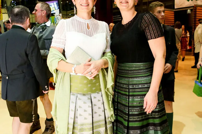 Sabine Bruckmann und Claudia Steinbäck fesch mit Trachtenrock statt Dirndl.