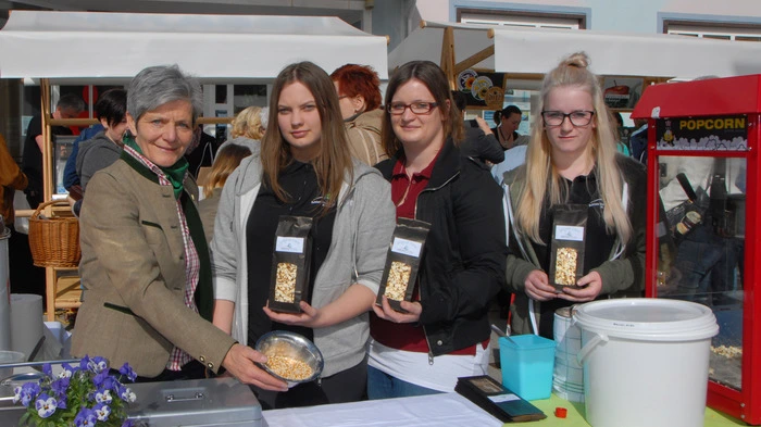 Von der Fachschule Schloss Stein gab es Popcorn aus Styria Corn, einem biologischen Popcorn-Mais, der von der Schule im April 2016 erstmals angebaut wurde