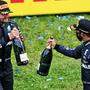 Lewis Hamilton (rechts) gewann den Grand Prix der Steiermark, Teamkollege Valtteri Bottas gratulierte