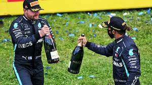 Lewis Hamilton (rechts) gewann den Grand Prix der Steiermark, Teamkollege Valtteri Bottas gratulierte