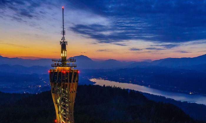 Die Aussichtsplattform am Pyramidenkogel erleuchtet die Winternächte.