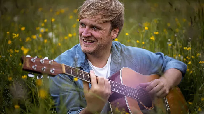 Norman Stolz paart auf "Hör nie auf" sommerliche Beats mit melancholischem Text
