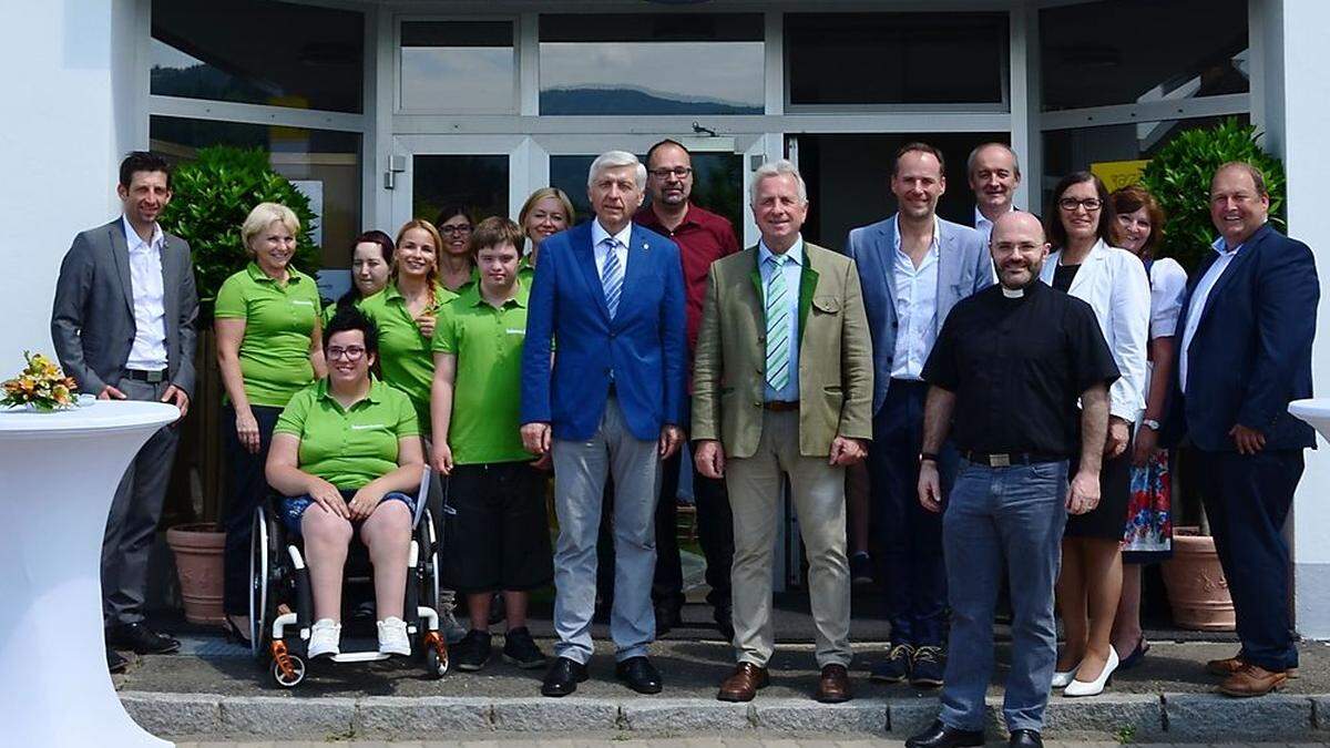 Große Freude bei der Eröffnung des Lebensladens mit Poststelle in St. Michael