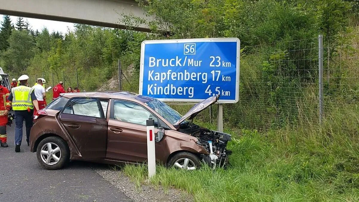 Der Pkw kam von der Fahrbahn ab und überschlug sich 