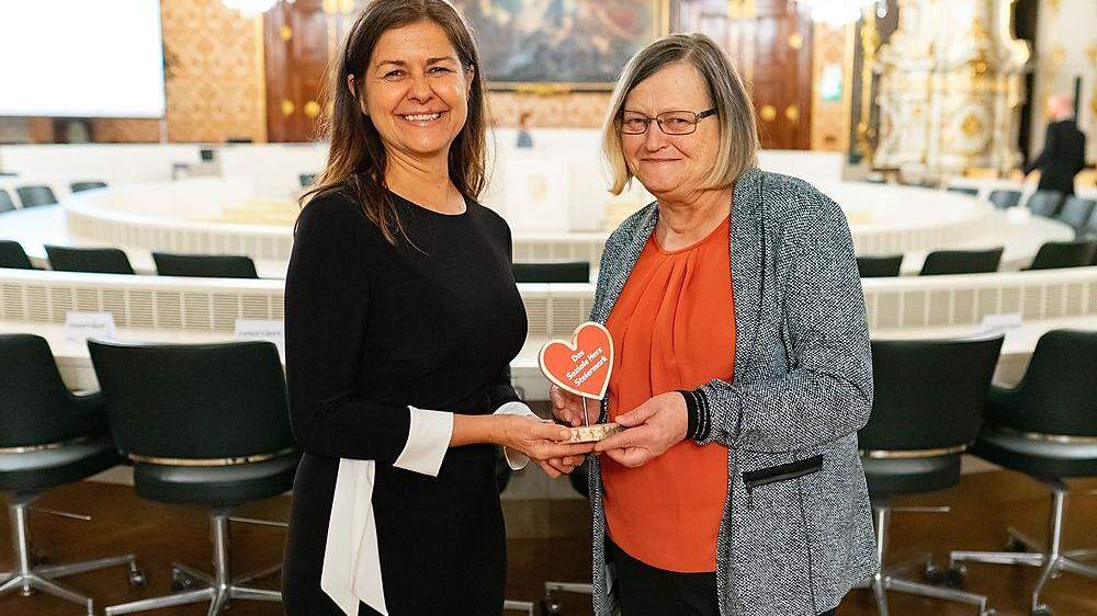 Im Landhaus wurde Renate Bayer (hier mit Doris Kampus) mit dem „Sozialen Herz Steiermark“ ausgezeichnet