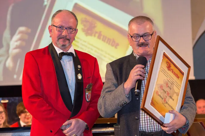 Roland Palle und Georg Mathiesl mit seiner Auszeichnung.