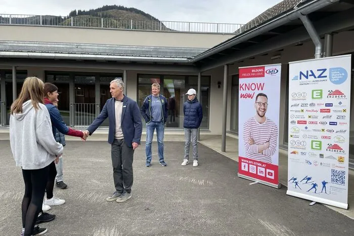 Danach wurden die interessierten Sportlerinnen und Sportler von den Trainern durch die Räumlichkeiten des NAZ Eisenerz geführt.