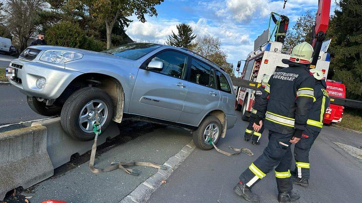 Der Lenker was unbekannter Ursache auf den Betonleitblock aufgefahren