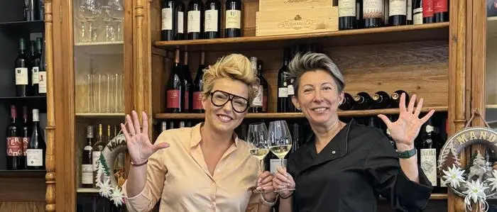 „Give me five!“ Maya Costan und Katia Mokhova (von links) feierten mit ihrer Osteria Hladik in Tarvis ihr Fünfjahresjubiläum