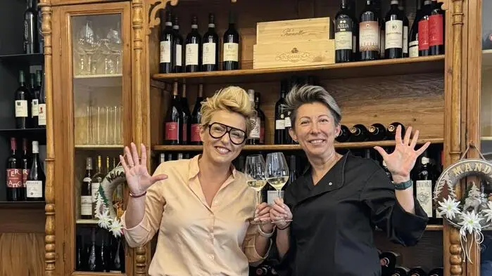 „Give me five!“ Maya Costan und Katia Mokhova (von links) feierten mit ihrer Osteria Hladik in Tarvis ihr Fünfjahresjubiläum