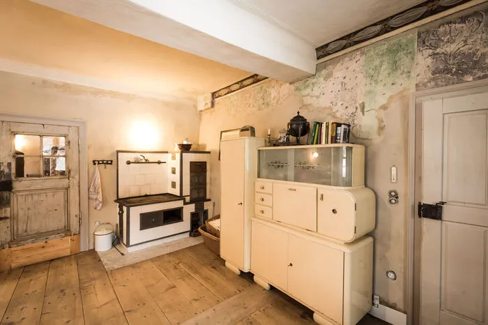 In der Stube trifft Biedermeier-Malerei auf Shabby Chic.