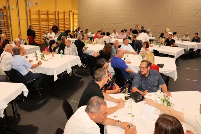 Beim kabarettistischen Streifzug durch die Alpenrepublik bekamen Politik, Sport und Kunst in humorvoller Art ihr Fett ab und bei dieser Hommage an unser vielgerühmtes Österreich mit seiner großen Schwäche für kleine Stärken blieb beim Publikum kein Auge trocken.