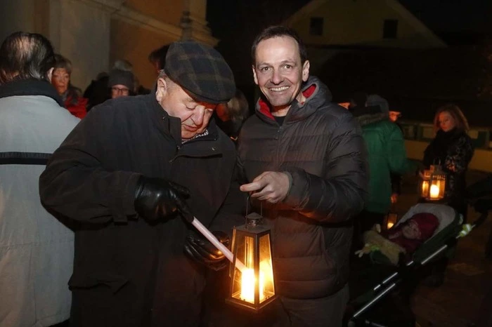 Das Interesse am "Stillen Advent" in der Vulkanlandgemeinde ist groß. Nach dem Fackelentzünden am Kirchplatz...