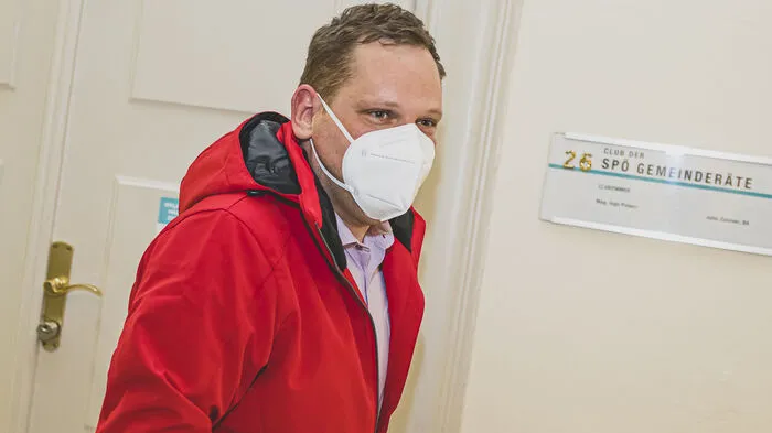 Mit freundlichem Winken verließ Nationalratsabgeordneter Philip Kucher als Erster den SPÖ-Klub im Rathaus. Im Hintergrund soll es gestern in der Partei aber enorm gebrodelt haben, offiziell äußert sich niemand.