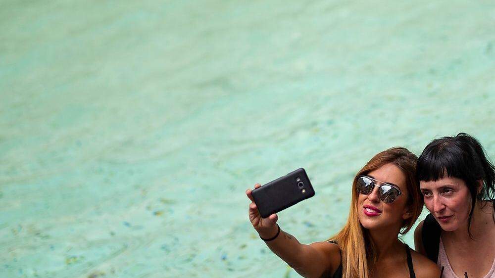 Der Trevi-Brunnen ist ein beliebtes Selfie-Motiv