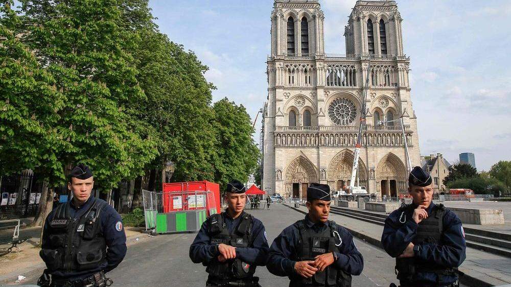 Abgesperrt und gut bewacht: die teilweise zerstörte Notre Dame