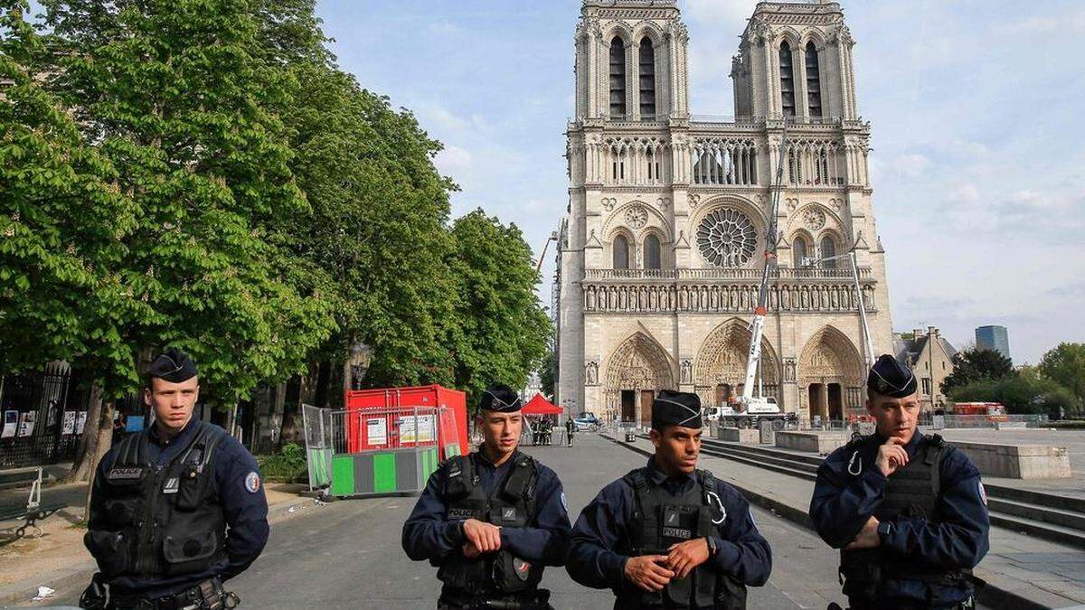 Abgesperrt und gut bewacht: die teilweise zerstörte Notre Dame