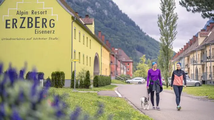 Seit 2016 wird im Eisenerzer Ortsteil Münichtal das Erzberg Alpin Resort betrieben