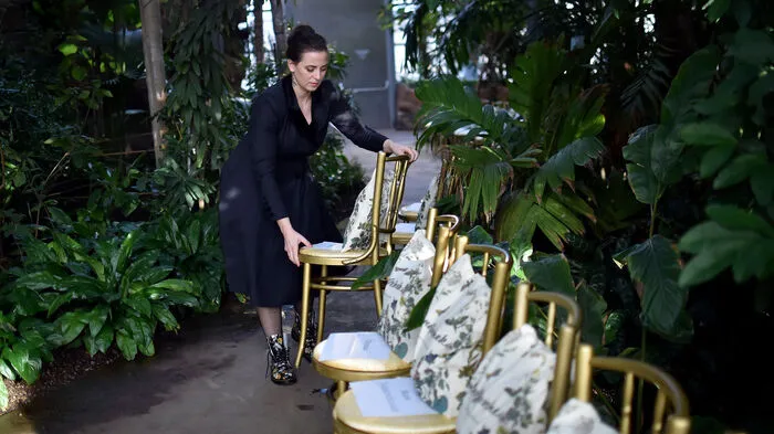 Lena Hoschek hat das Große Tropenhaus im Berliner Botanischen Garten am Dienstagnachmittag in einen samtig-dunklen "Wintergarden" verwandelt. Mit der Vorstellung ihrer gleichnamigen Kollektion für Herbst/Winter 2018/19 eröffnete die Grazer Kleidermacherin den Reigen der österreichischen Designer bei der deutschen Modewoche.
