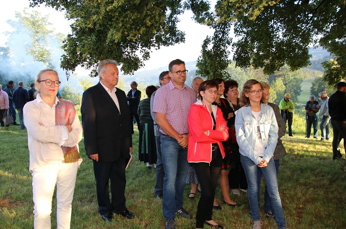 Nach dem offiziellen Teil wurde noch in gemütlicher Runde unter den Linden musiziert, gesungen, geplaudert und auch der herrliche Ausblick genossen. Der Erlös aus dem Getränke- und Imbissstand dient der Erhaltung der Kalvarienbergkirche.