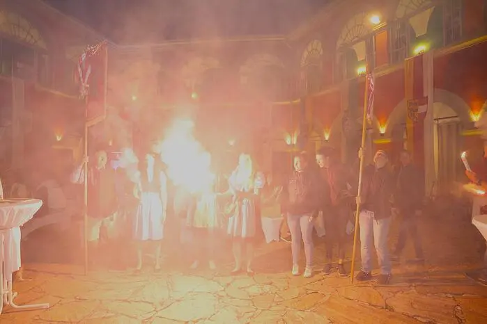 Die Vereine und Firmen marschierten mit Flaggen und Pyrotechnik ein, kein Verbrechen.
