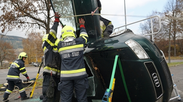 Aus einem seitlich liegenden Fahrzeug mussten vier Mann das eingeschlossene und bewusstlose „Unfallopfer“ befreien, ohne die Lage des Fahrzeuges zu verändern. Nur 5,28 Minuten nach Eintreffen der „Einsatzkräfte“ war die Rettungsaktion abgeschlossen.