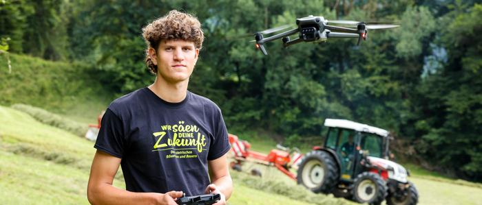 Georg Pöls kann mittels Infrarotkamera auf der Drohne von Borkenkäfer befallene Bäume erkennen