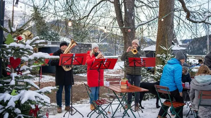 Mit zwölf Ausststellerinnen und Ausstellern war der Christkindlmarkt am Schlossberg von Donnerstag bis Sonntag gut besetzt