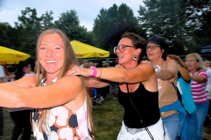 Regenponchos durften darum ebenso wenig fehlen wie die Polonaise quer durchs Festgelände. Und auch Zeit für Fotos mit den Stars musste sein. 